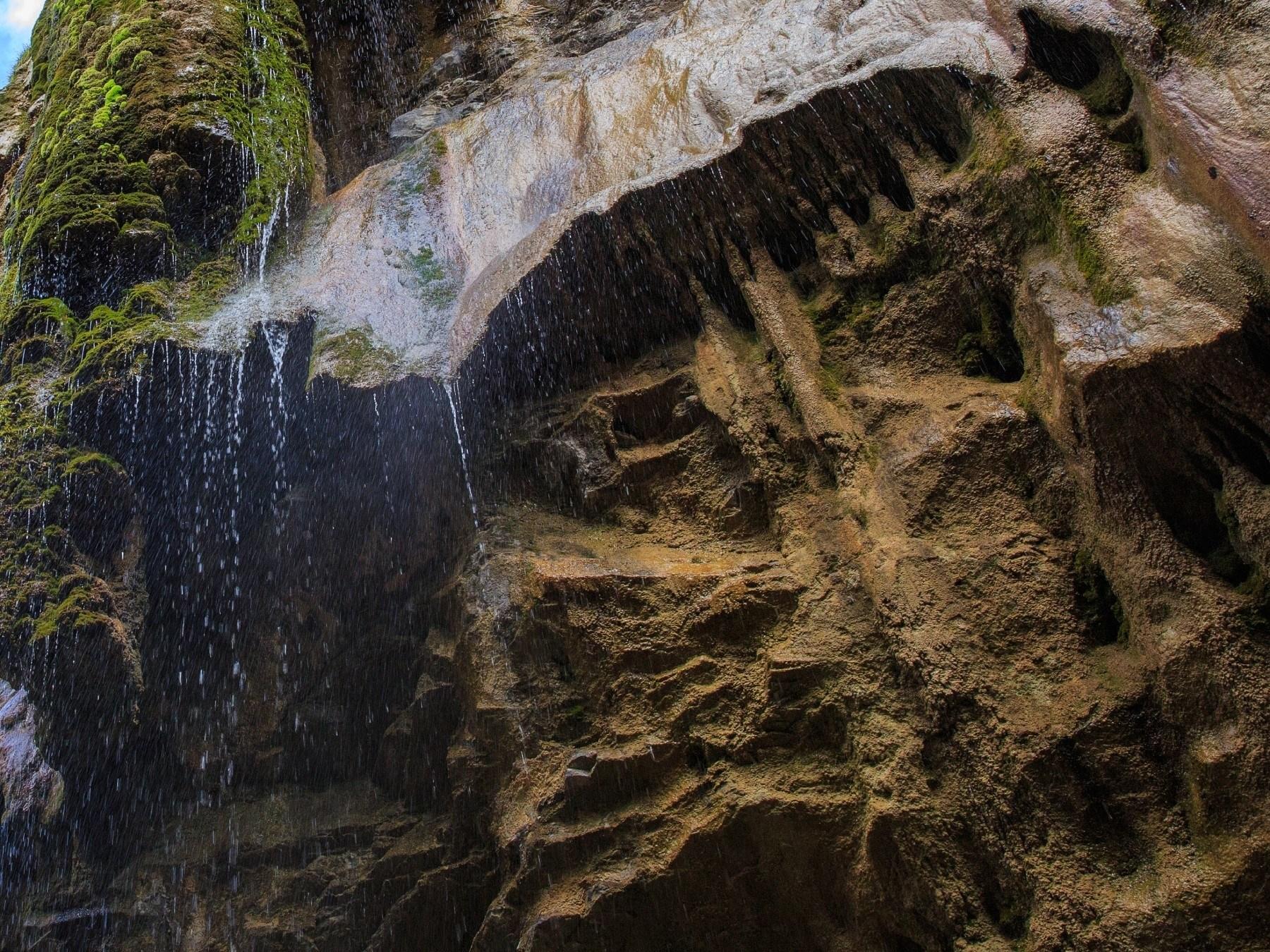 Natürliche Abkühlung. Bis unter die Haut. Im eiskalten Natur-Pool - die Vils.