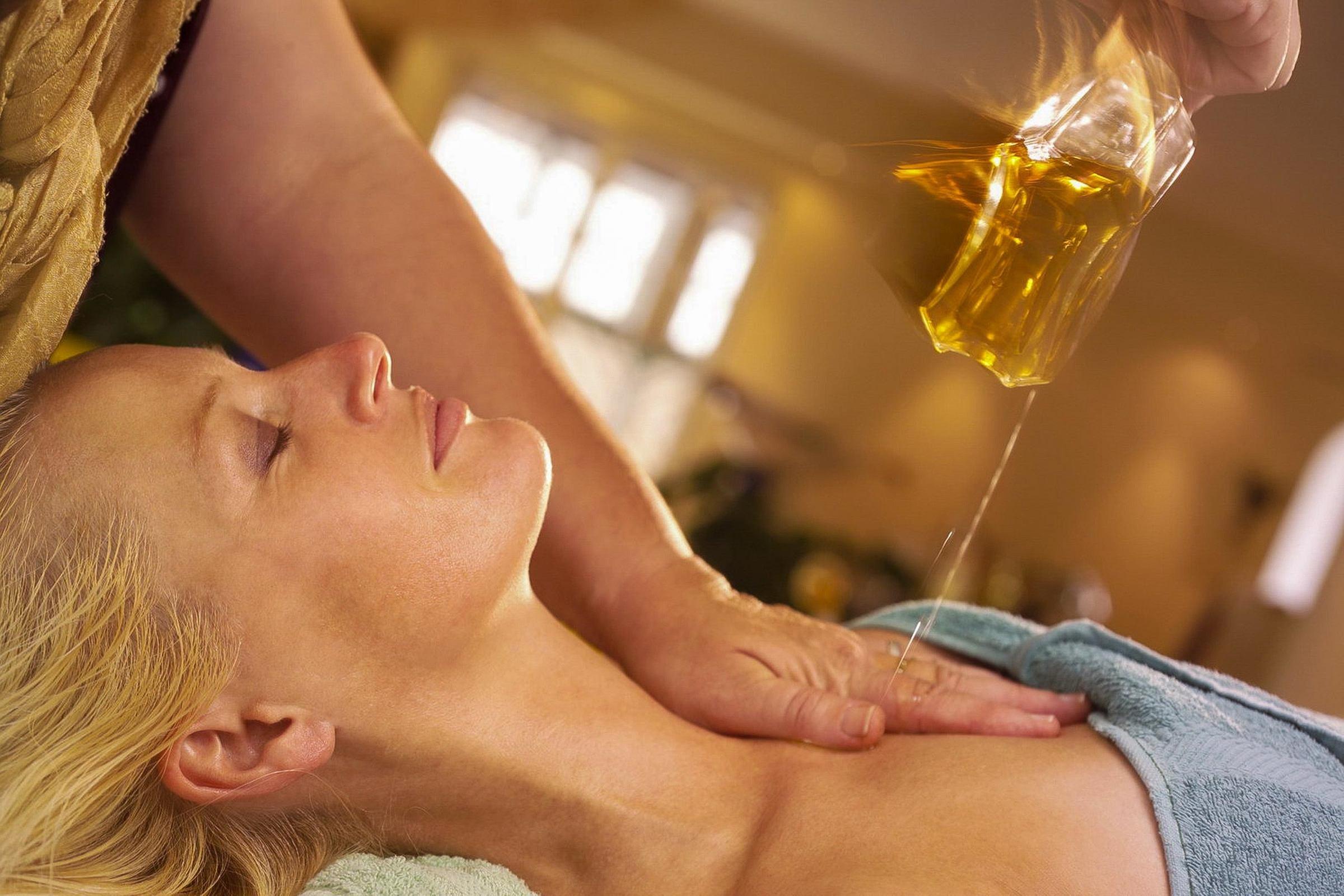 Klassische Massagen mit aromatisierten Ölen / Lotion in der Wellnessoase Shehrazade