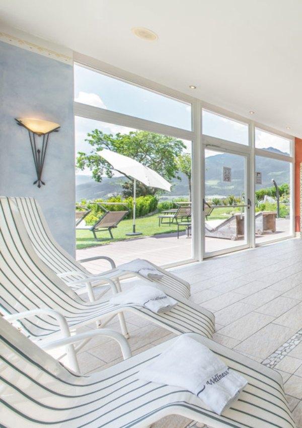 Sala relax e prato per prendere il sole