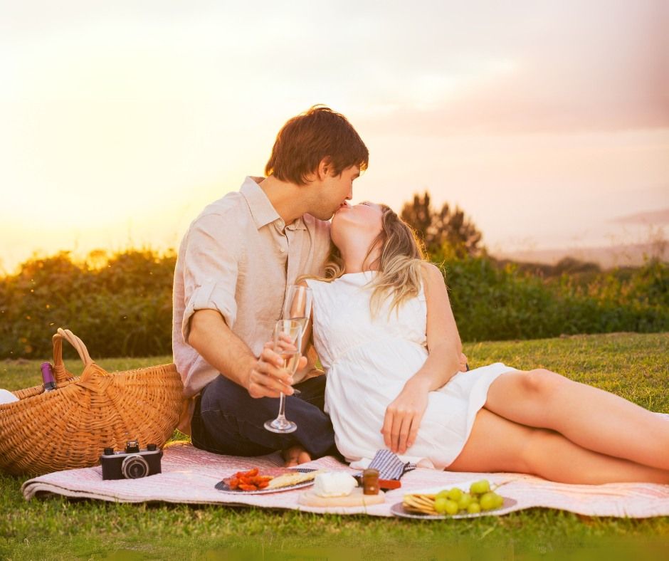 A romantic moment in the countryside: the perfect picnic basket for two