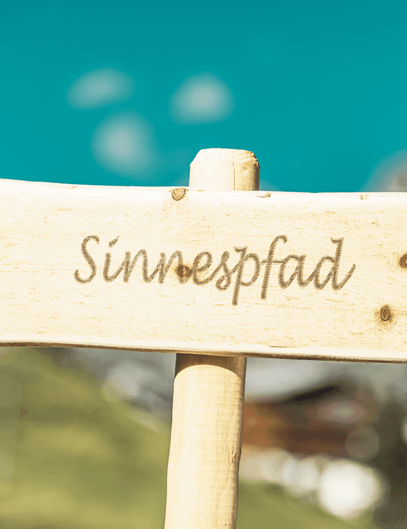 Barfußgehen beim Pfad der Sinne