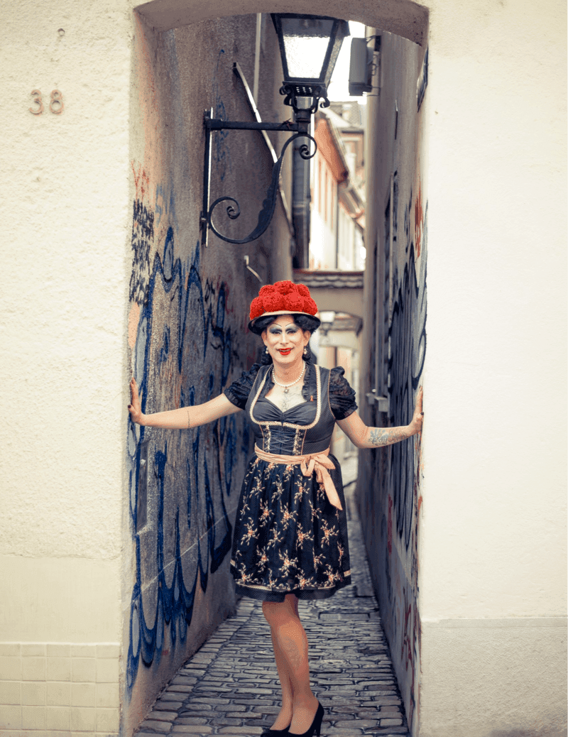 Freiburg Stadtführung mit der SchwarzwaldDragqueen Betty BBQ