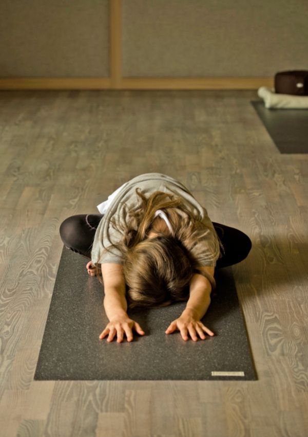 Aktivierendes Morgenyoga im yoga.raum oder am wald.deck