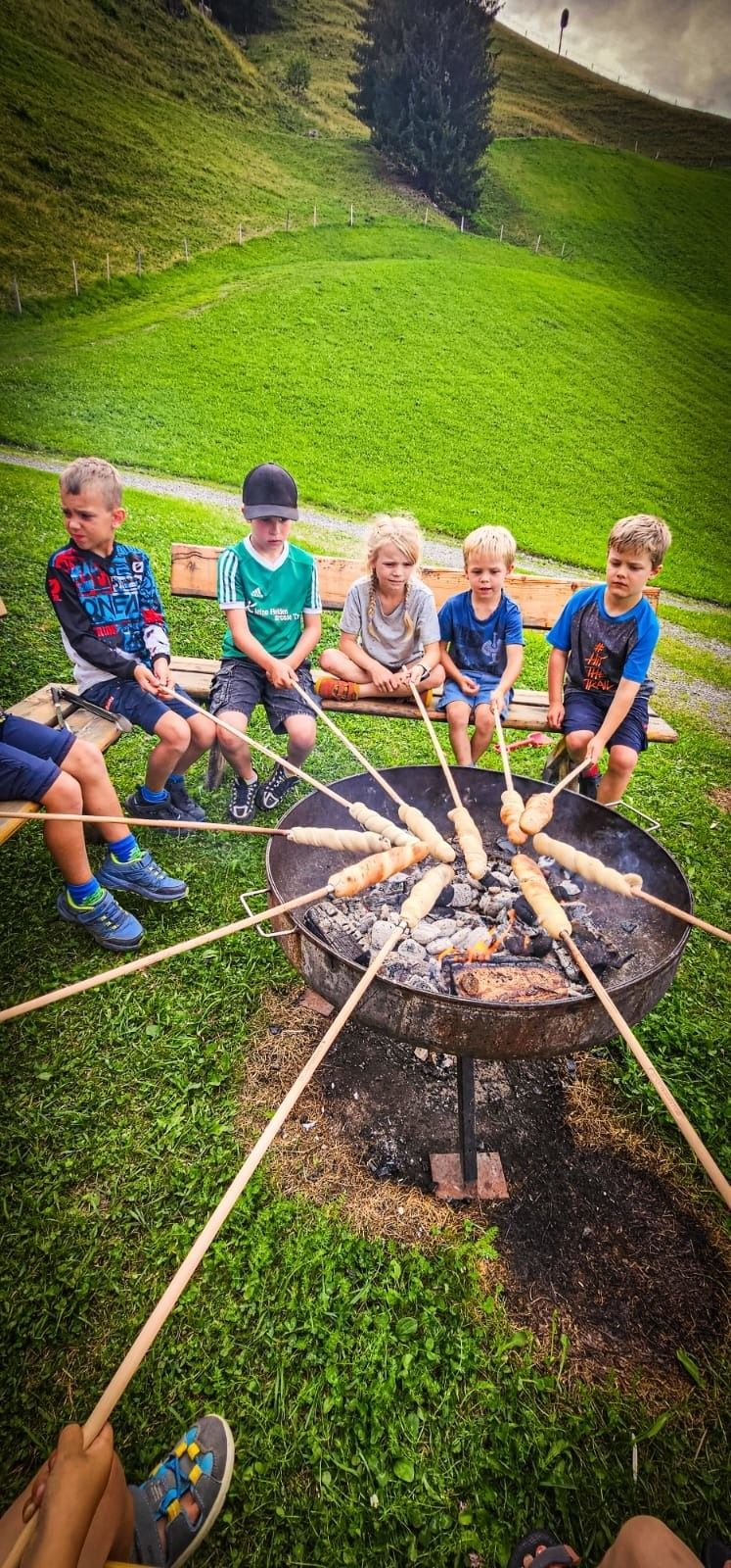 Stockbrot Grillen am Lagerfeuer