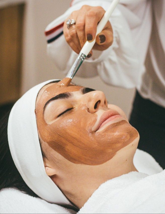 GESICHTS-BEHANDLUNGEN FÜR SIE 