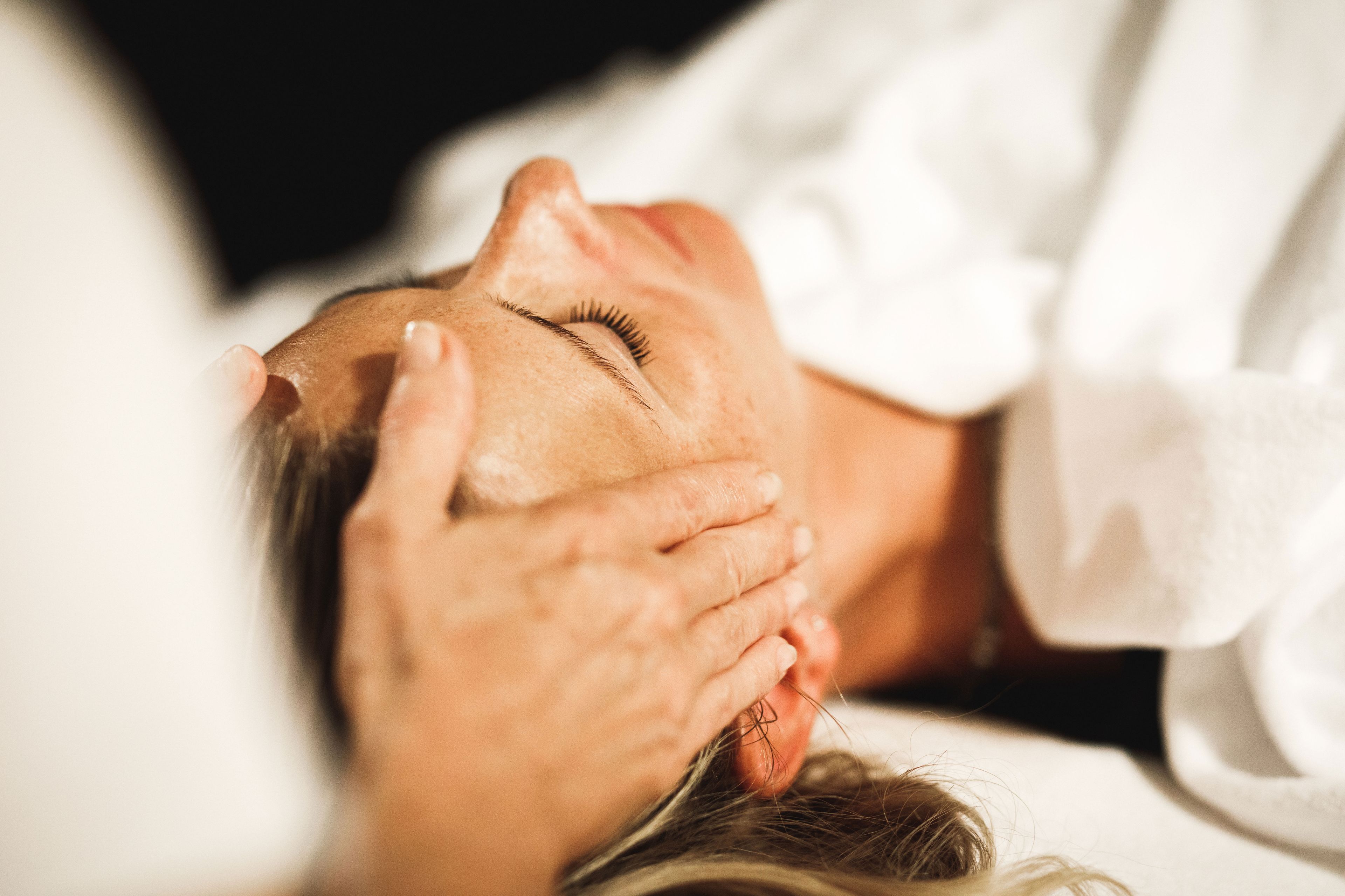 Wohltuende Wärmebehandlungen in der Schwebeliege