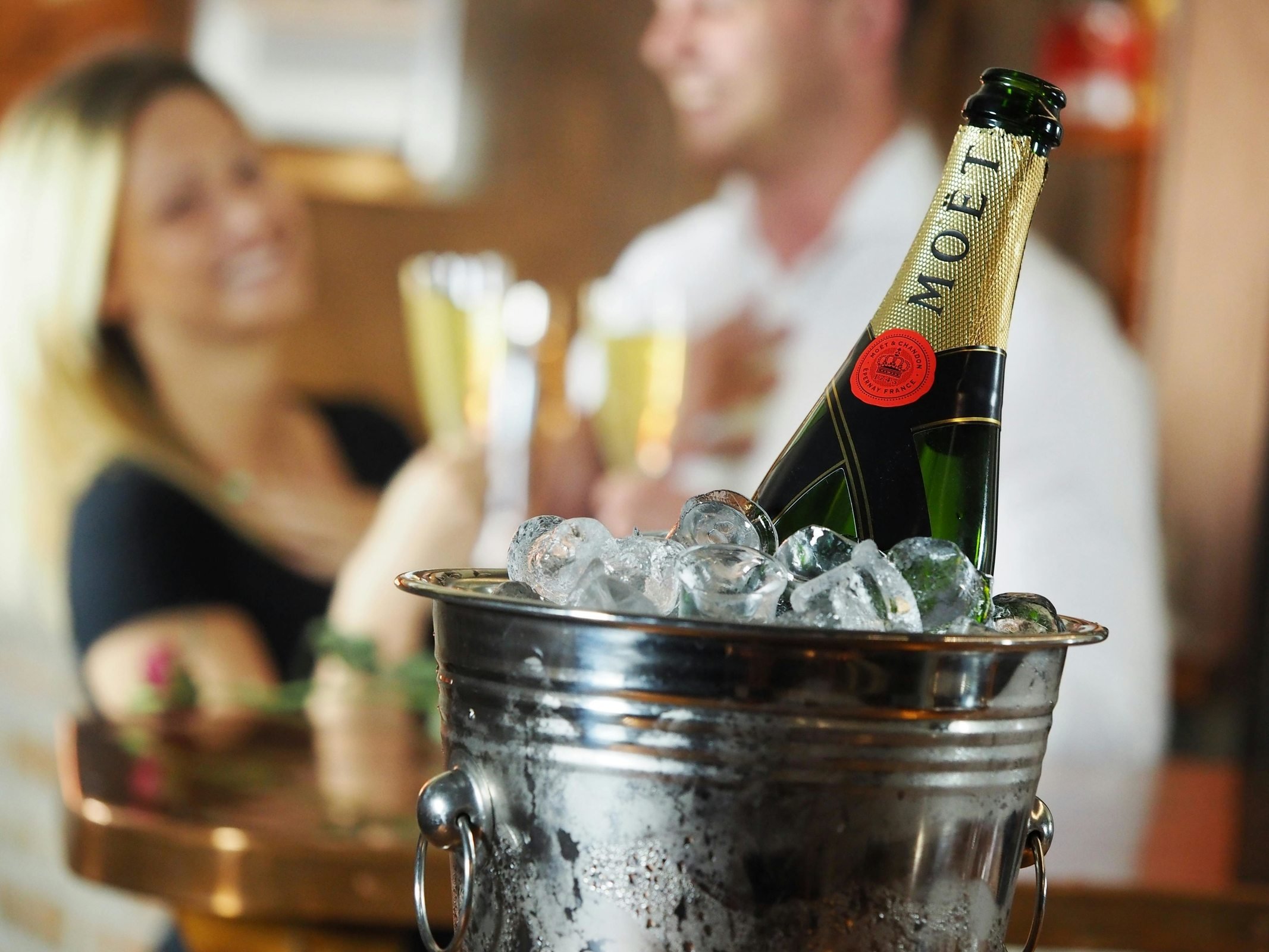 Prosecco oder Champagner am Zimmer