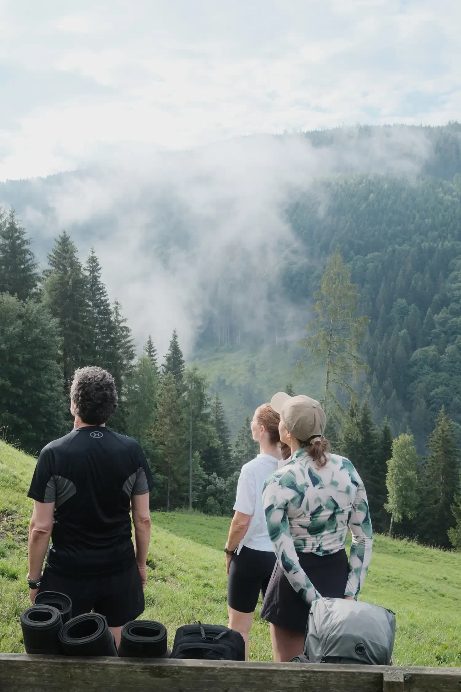 Morgen Yoga am Berg mit sanfter Wanderung