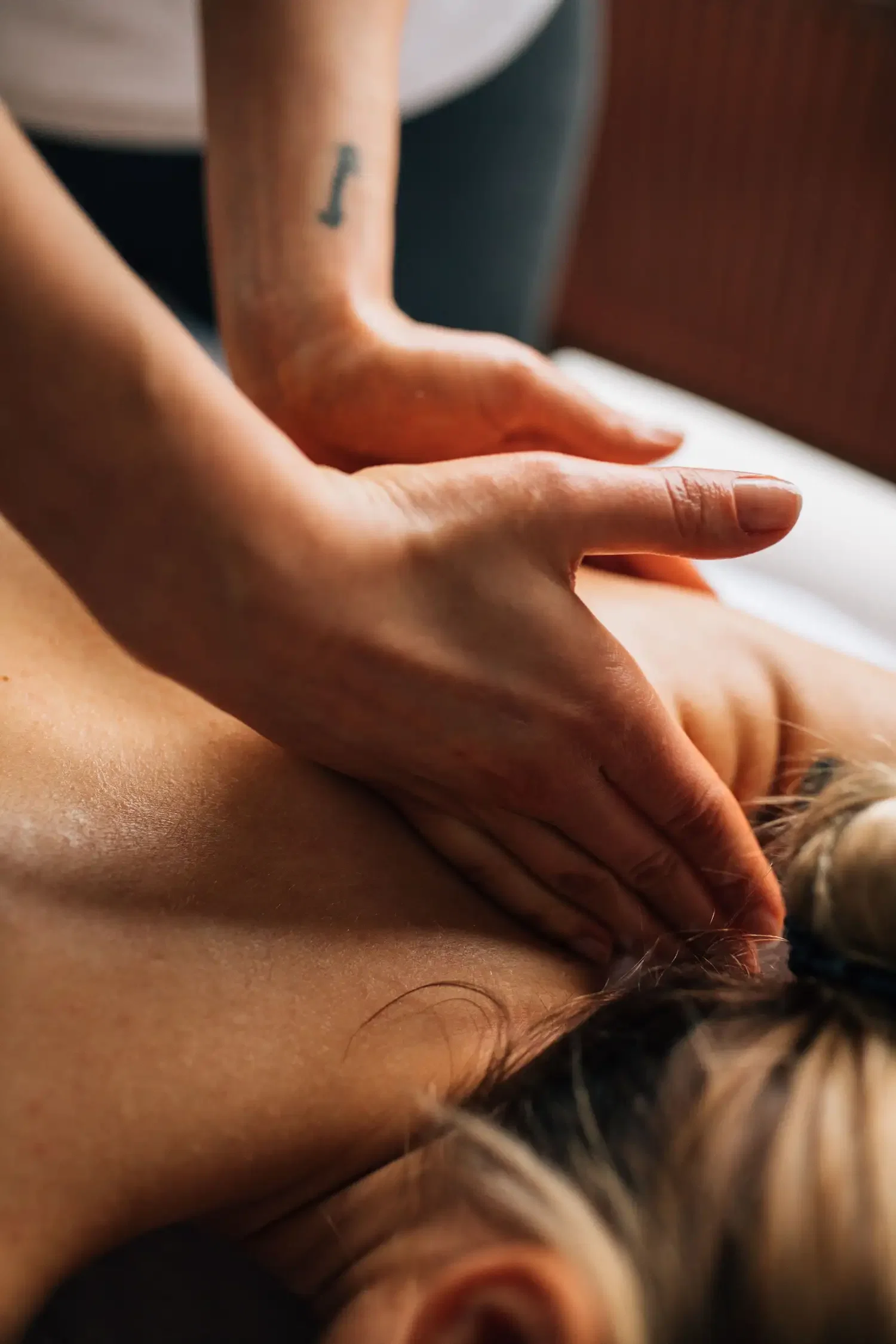 NOCK-Gesicht-Kopf-Nacken-Massage