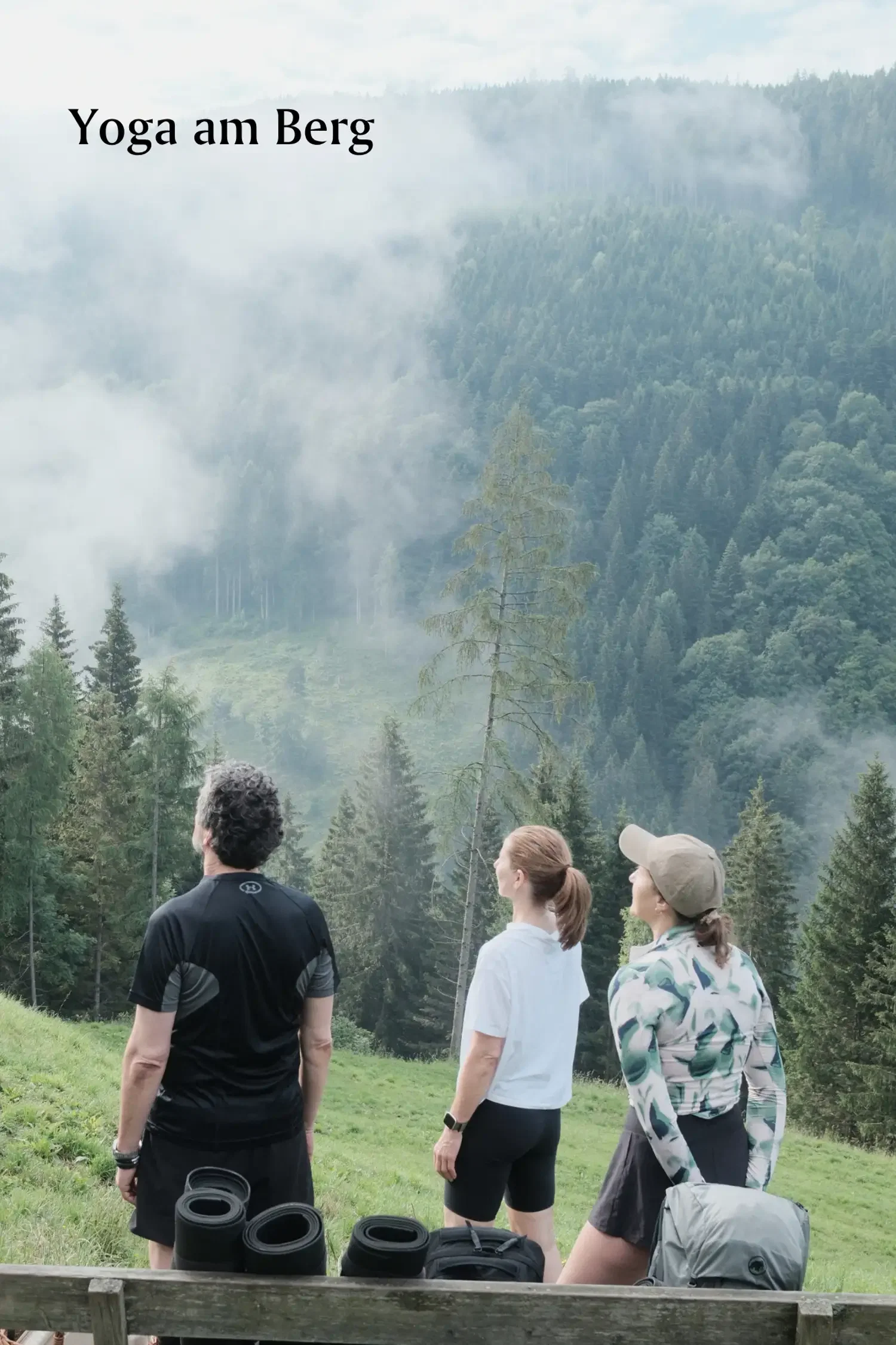 Morgen Yoga am Berg mit sanfter Wanderung