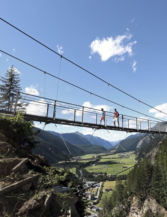 Easy hiking tour Suspension Bridge Längenfeld