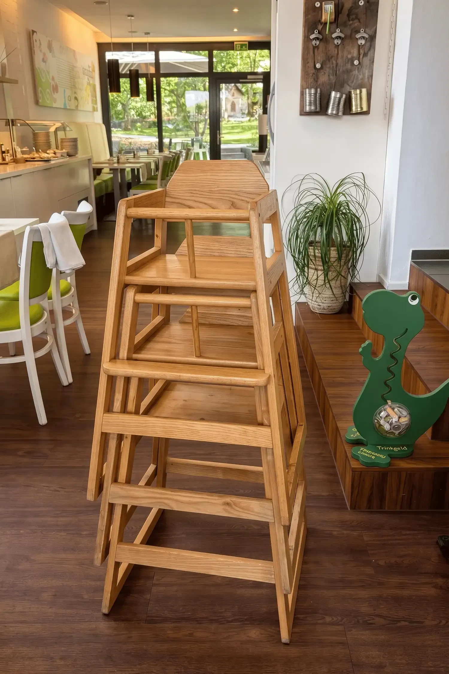 Babystühle im Frühstücksraum