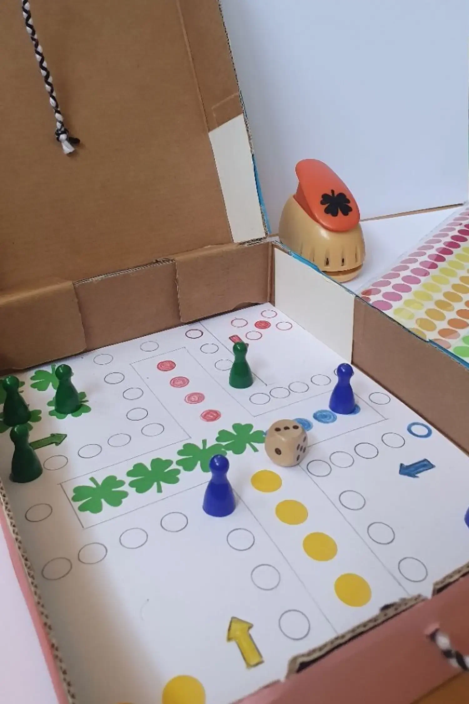 Erlebnis für Große ab 7 +
Mensch ärgere dich nicht Spiel basteln mit Anmeldung