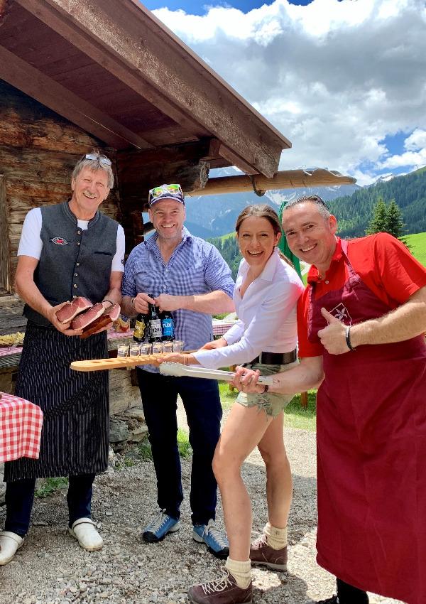 Salita in taxi per il brunch in malga