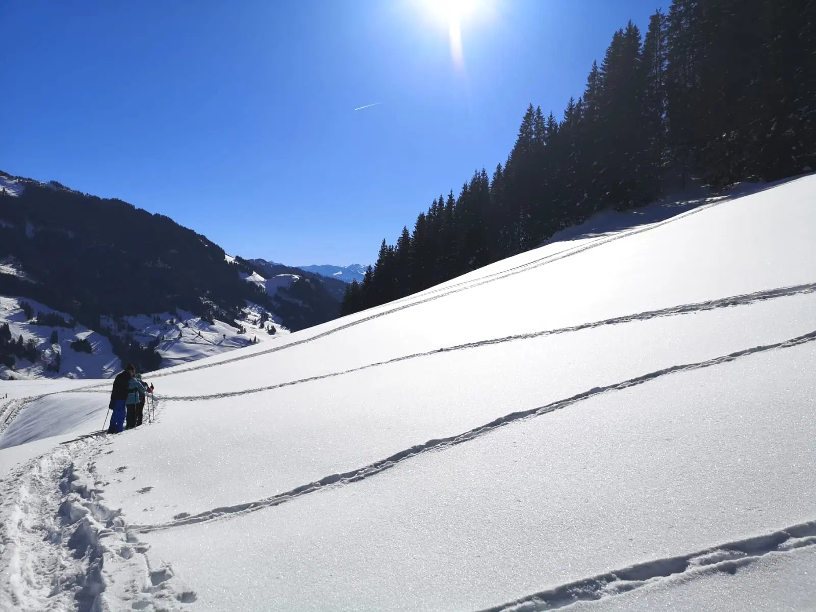 Wonderful circular hike with snowshoes "to heavenly places" and wonderful valley and mountain views