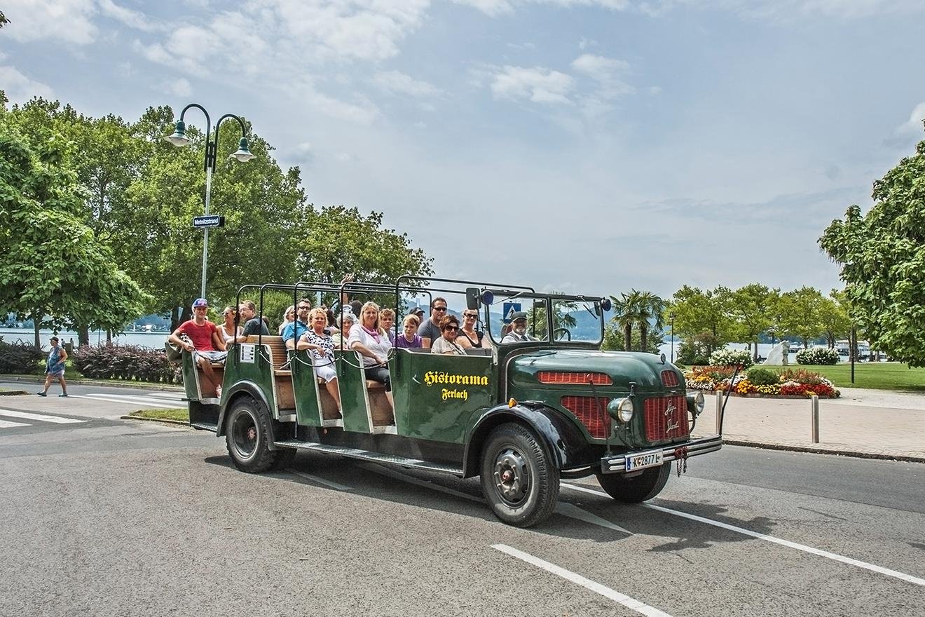 Nostalgia trip with the vintage convertible bus "Of princes and castles"