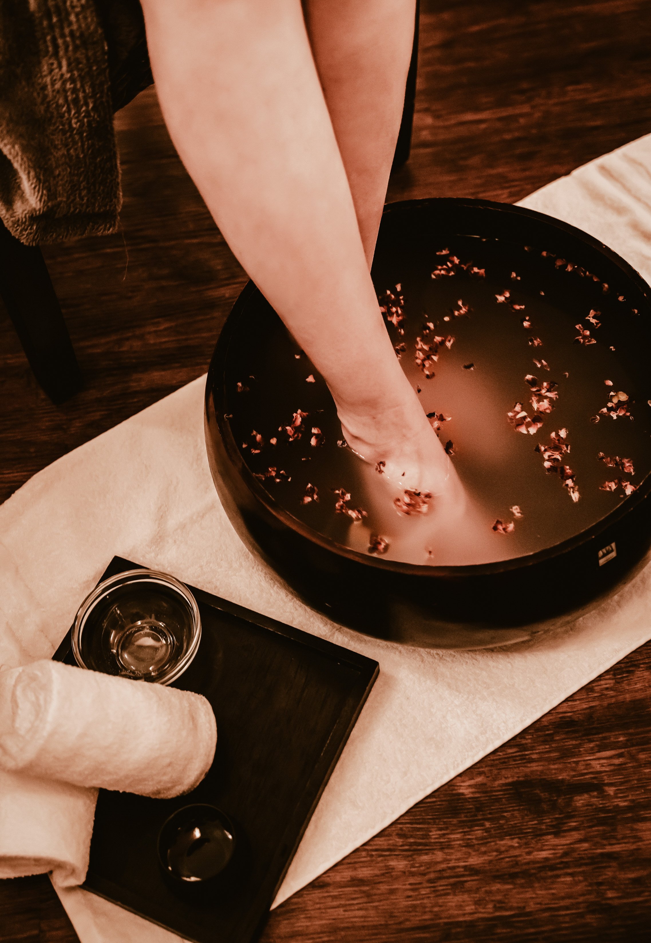 Foot massage with singing bowl bath