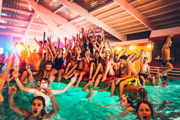 KUNOS KIDS CLUB - 🏊♂️ Poolparty – Wasserspaß & coole Beats (ab 7 Jahren)