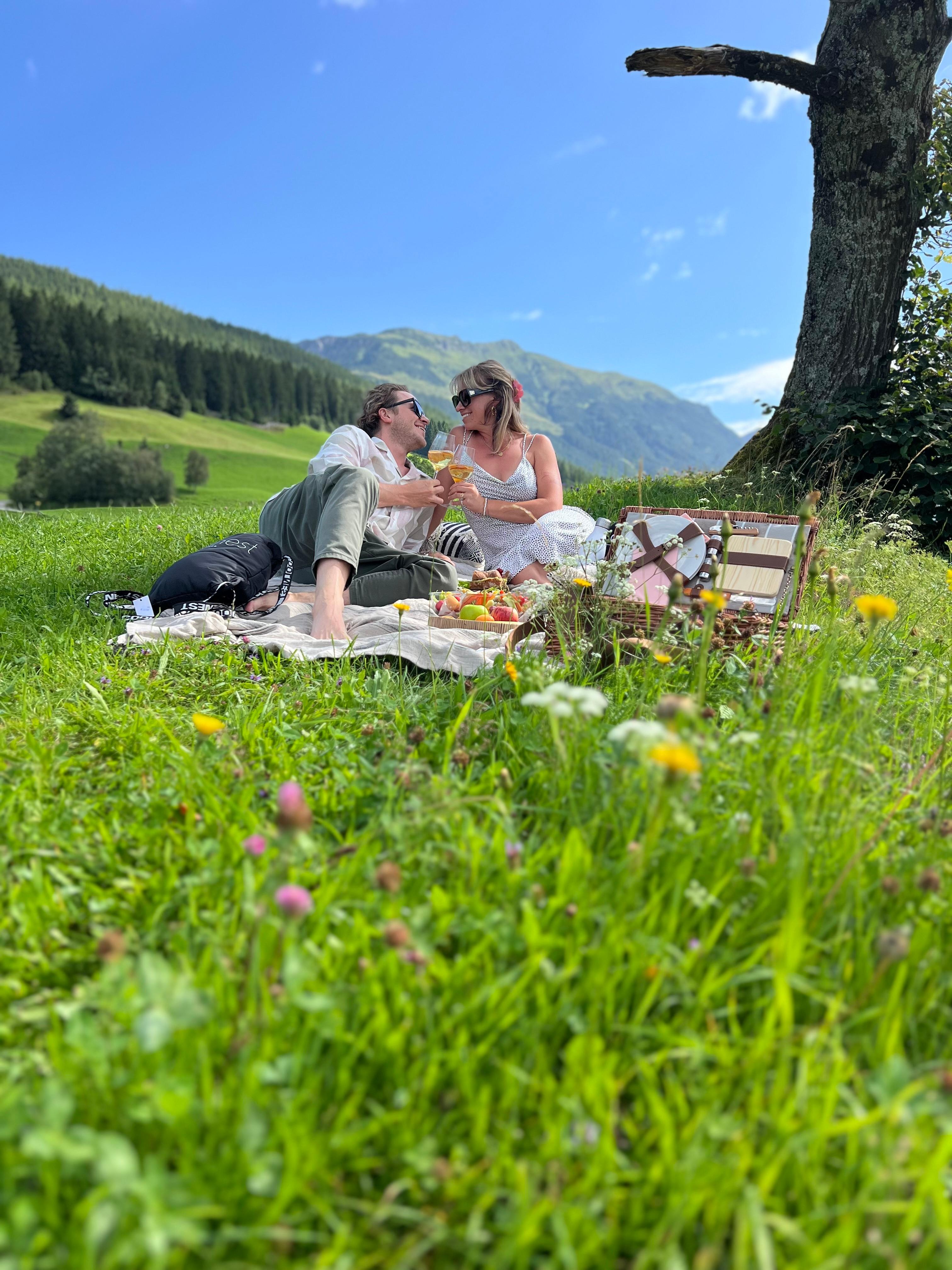 Romantisches Picknick im Grünen mit dem Fiat 500