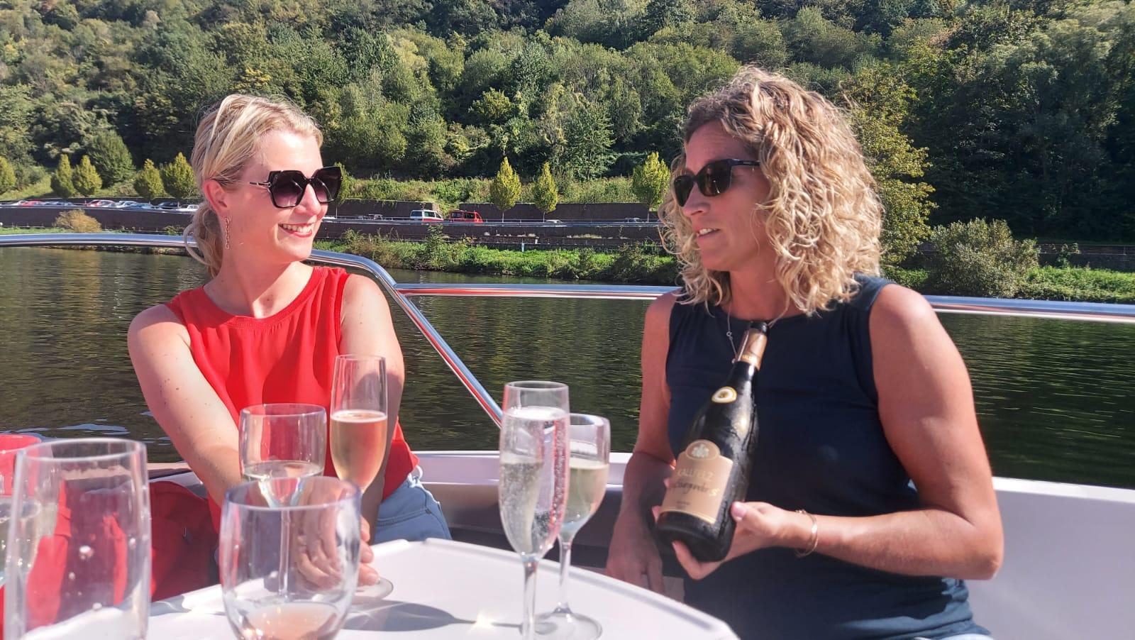 Weinprobe auf dem Motorboot