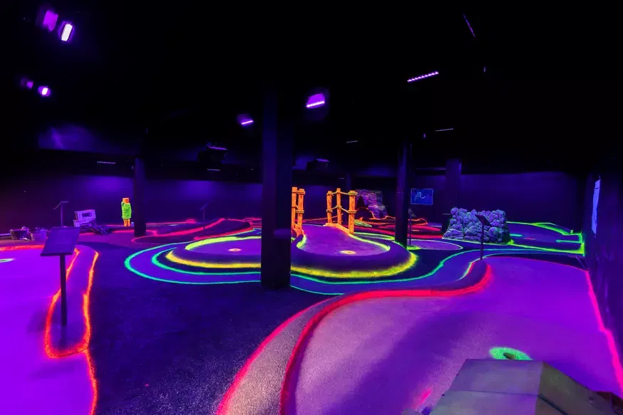 Blacklight Minigolf in Hintertux ab 10 Jahre TEENS