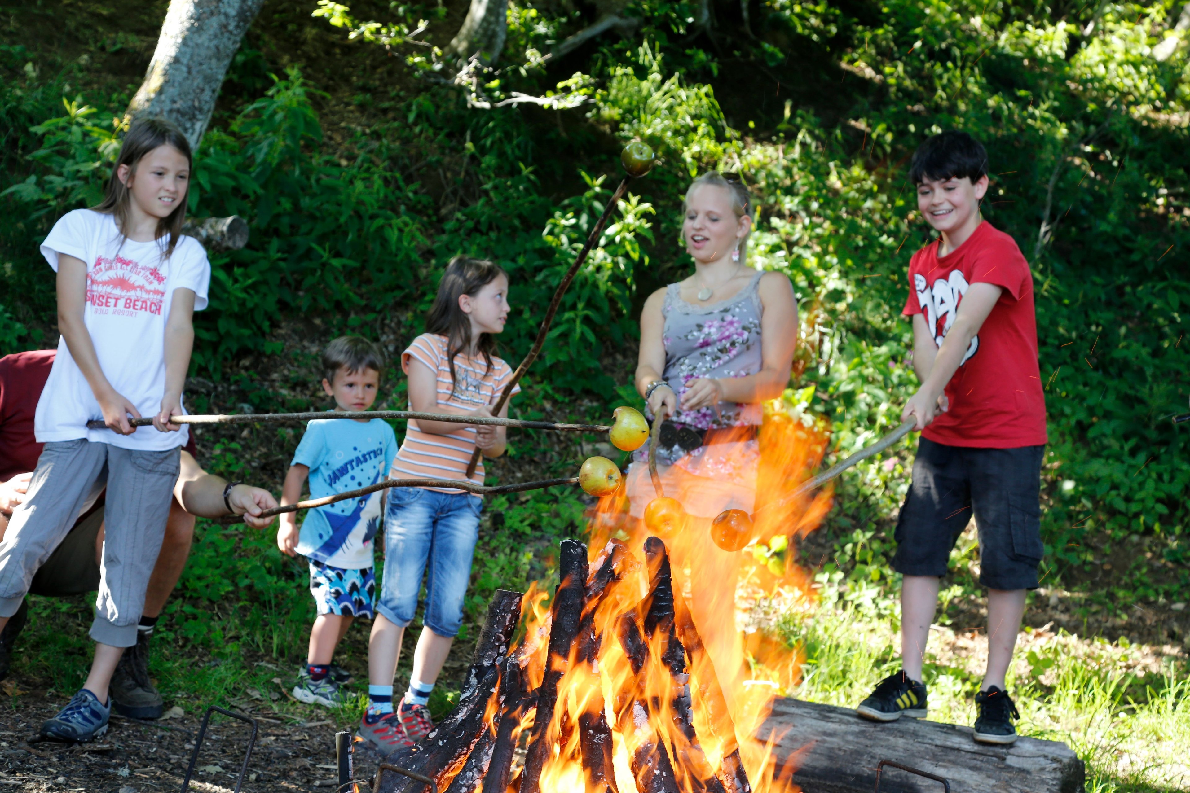Bratapfelfeuer mit Stockbrot - Familienspaziergang