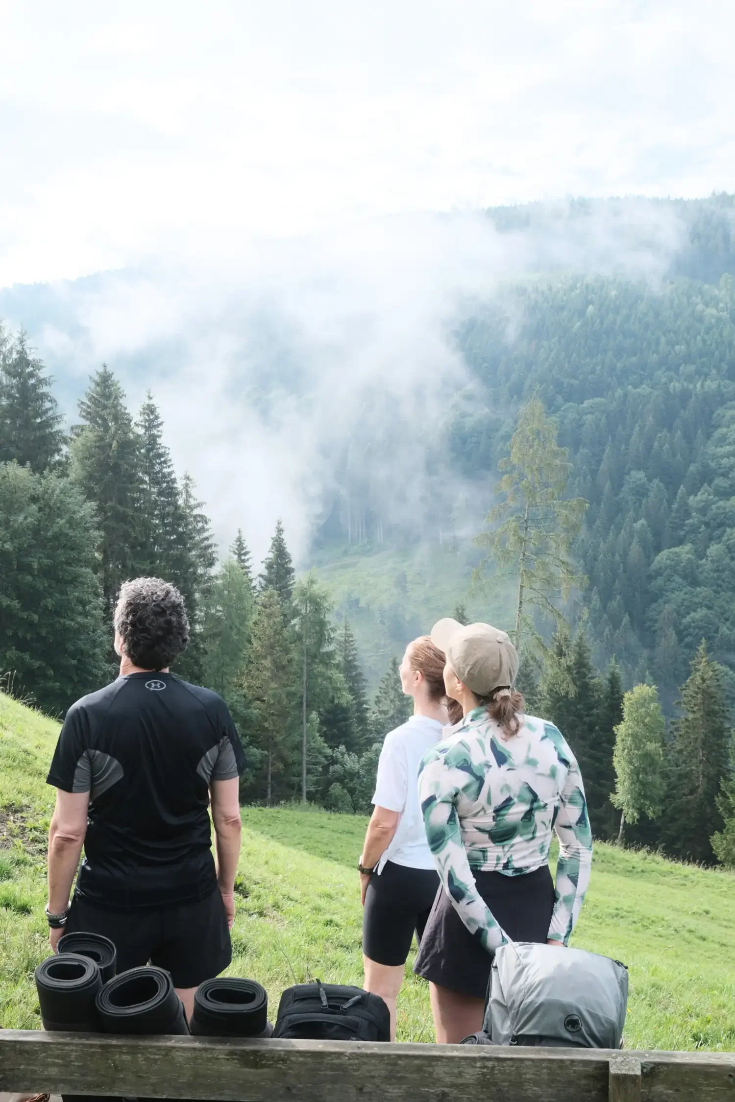 Morgen Yoga am Berg mit sanfter Wanderung