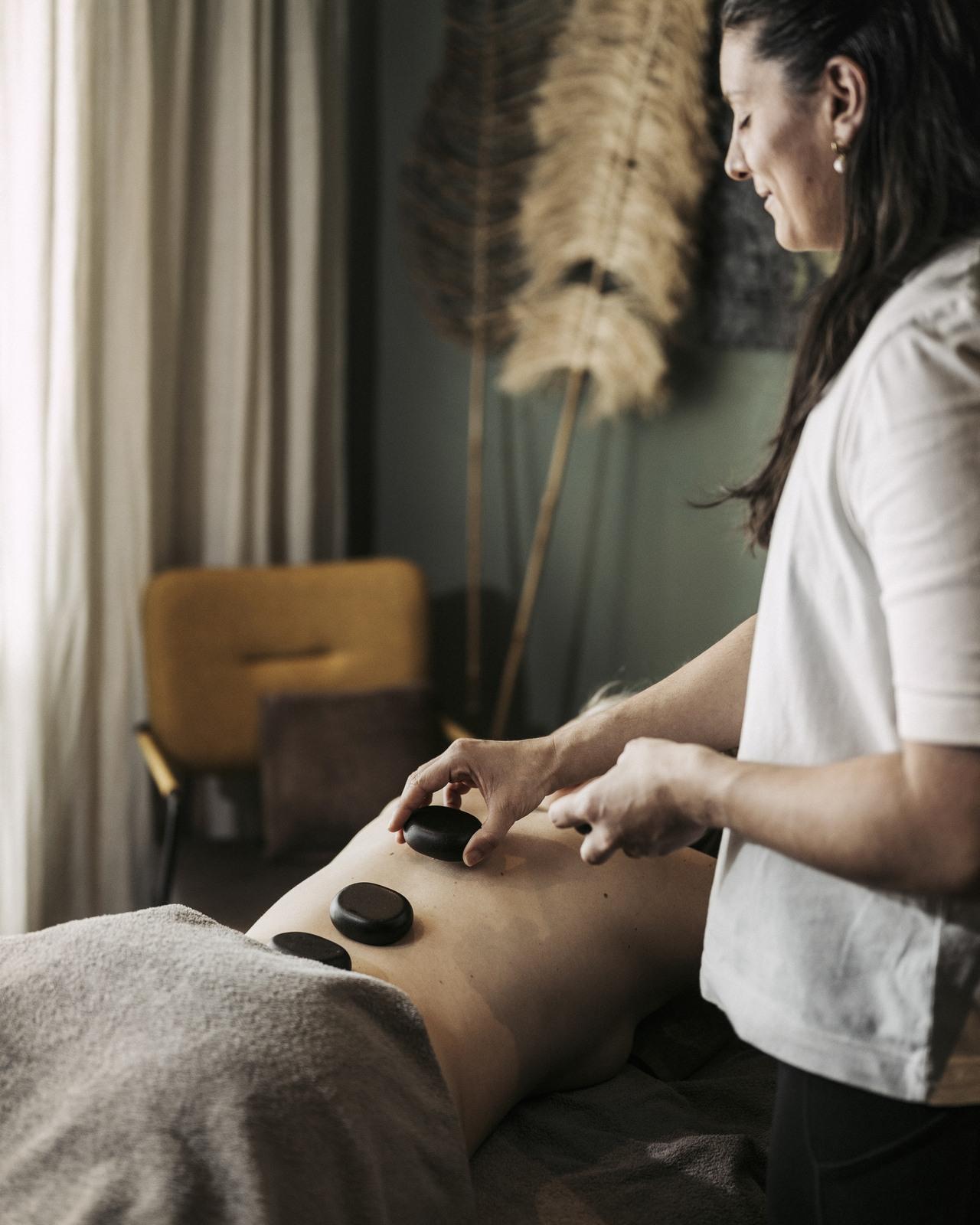 Hot Stone Massage 50 / 75 Min.