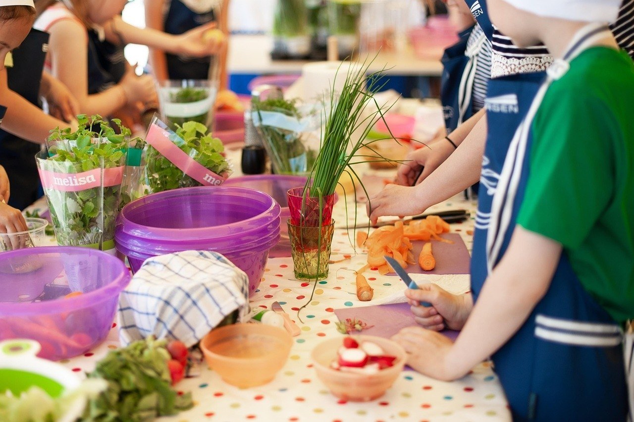 Kinder kochen/backen im Happy-Club & gemeinsames Essen 👩🍳👨🍳