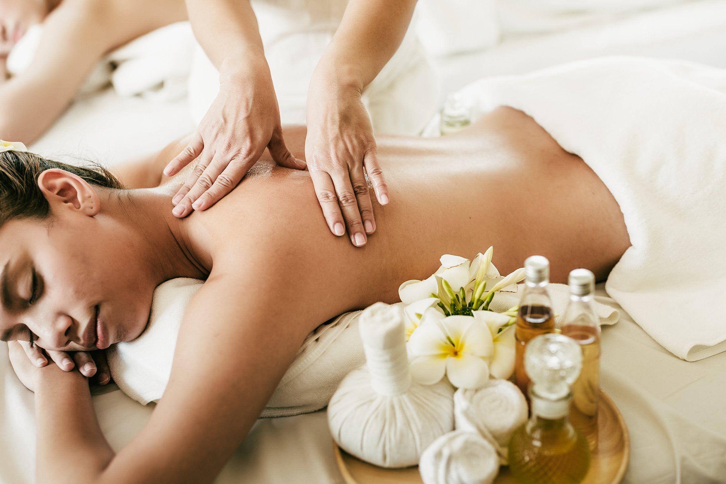 Ganzkörper-Massage mit Kräuterstempeln