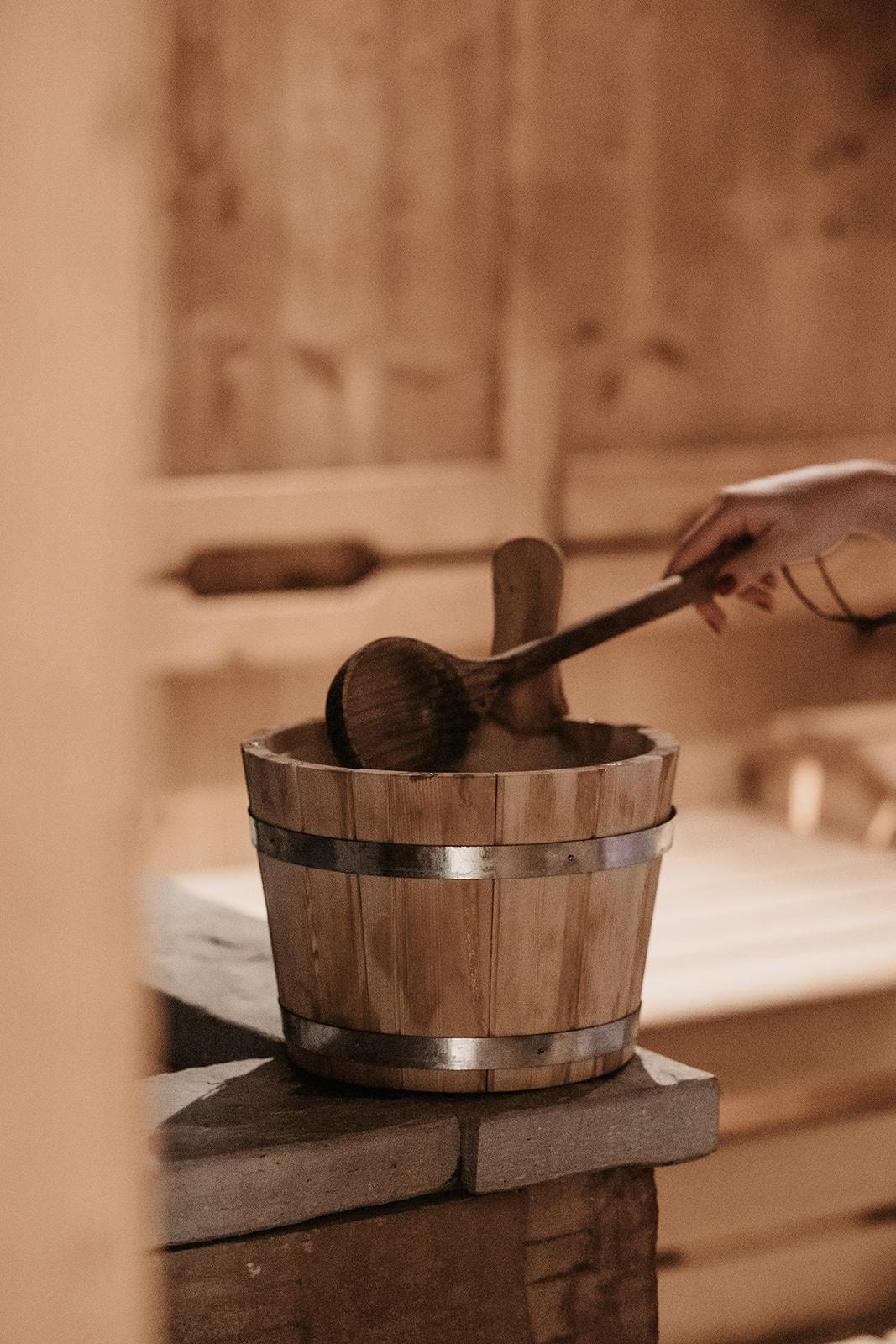 Aufguss in der Stubensauna mit ätherischen Ölen