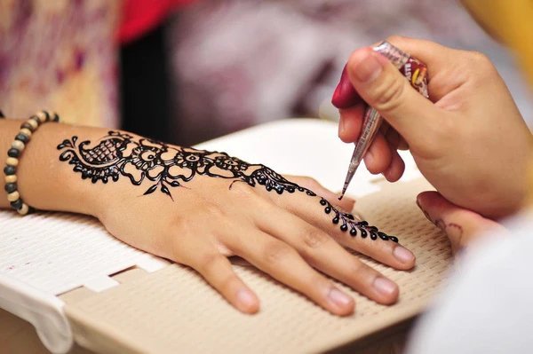 HIASL TEEN CLUB - 🎨 Henna Tattoo Workshop (ab 12 Jahren)