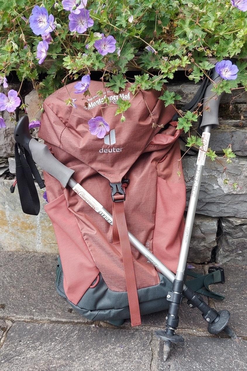 Wanderstöcke und Rucksack Verleih