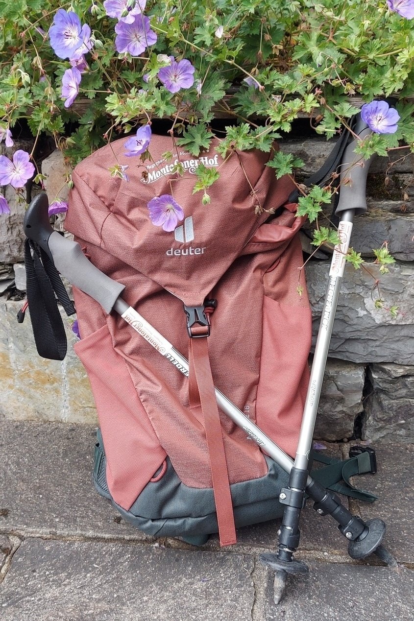 Wanderstöcke und Rucksack Verleih