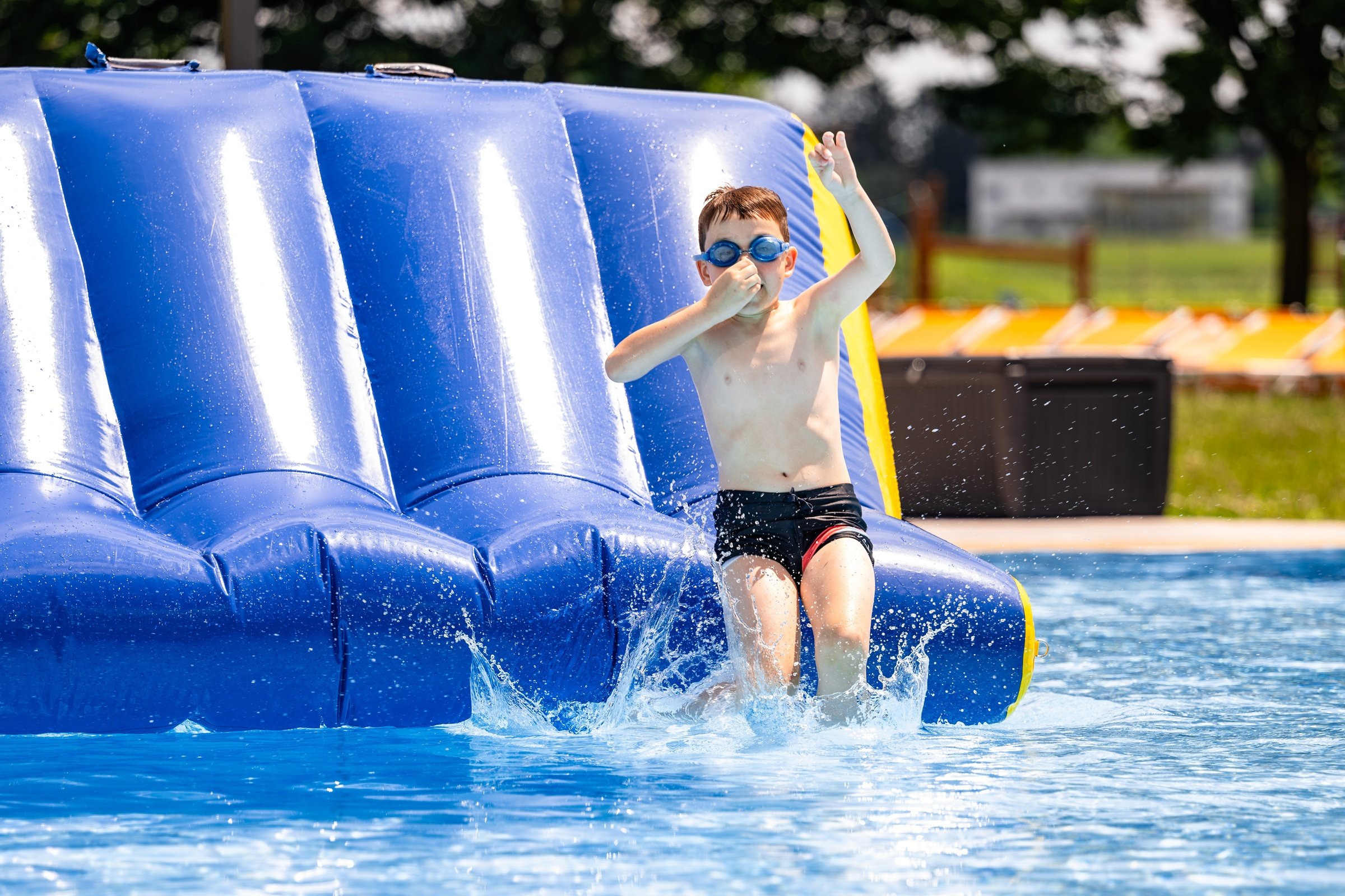Water bouncy castle