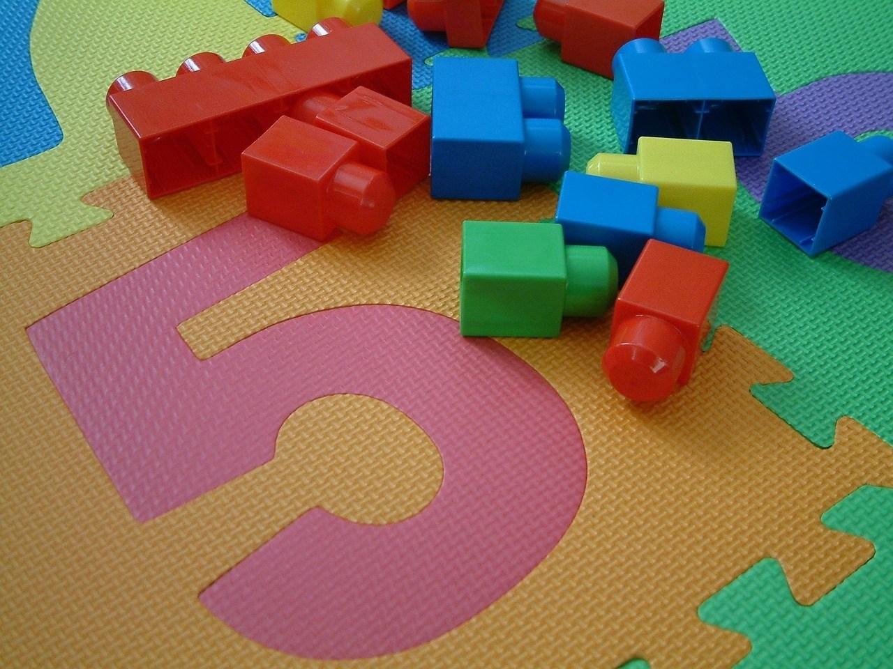 "Riesen-Puzzle-Spaß: Entdeckungsreise für die Kleinsten!" 🧩👶