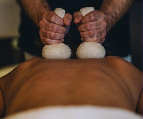 Kräuterstempelmassage