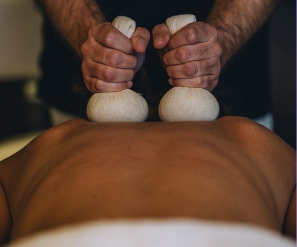 Kräuterstempelmassage