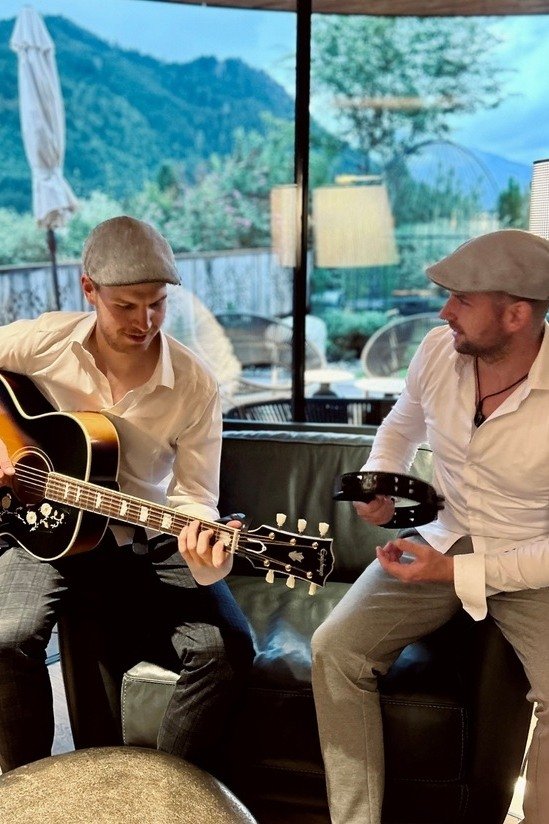 Live music with the Residence Brothers