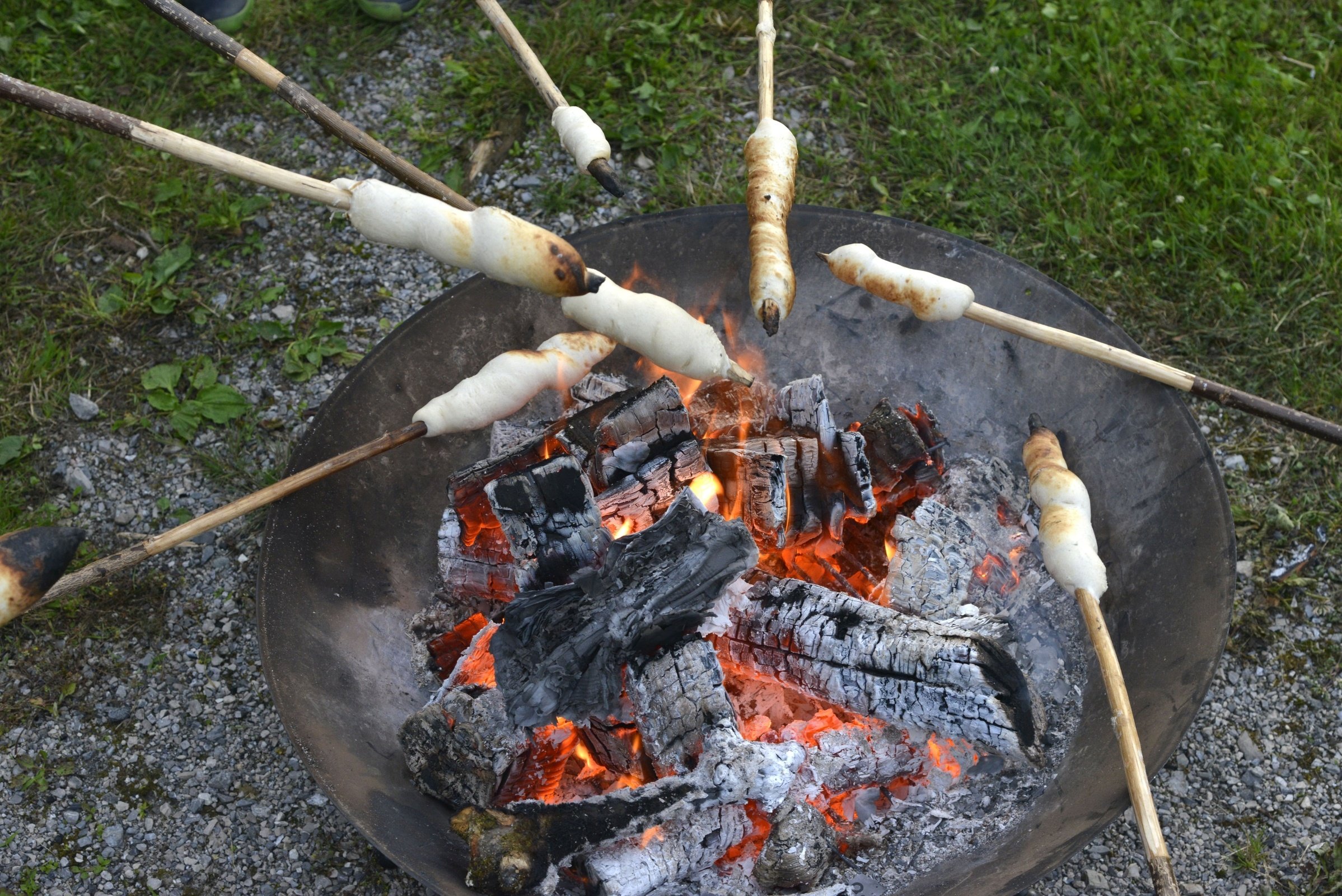 Lagerfeuer mit Stockbrot