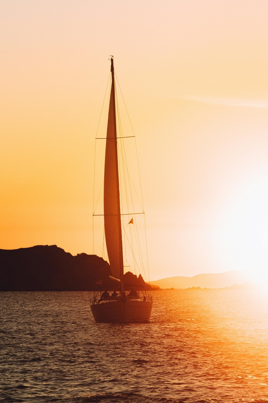 Guided sundowner sailing tour with aperitif
