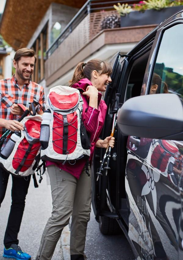 Tuxer hiking bus